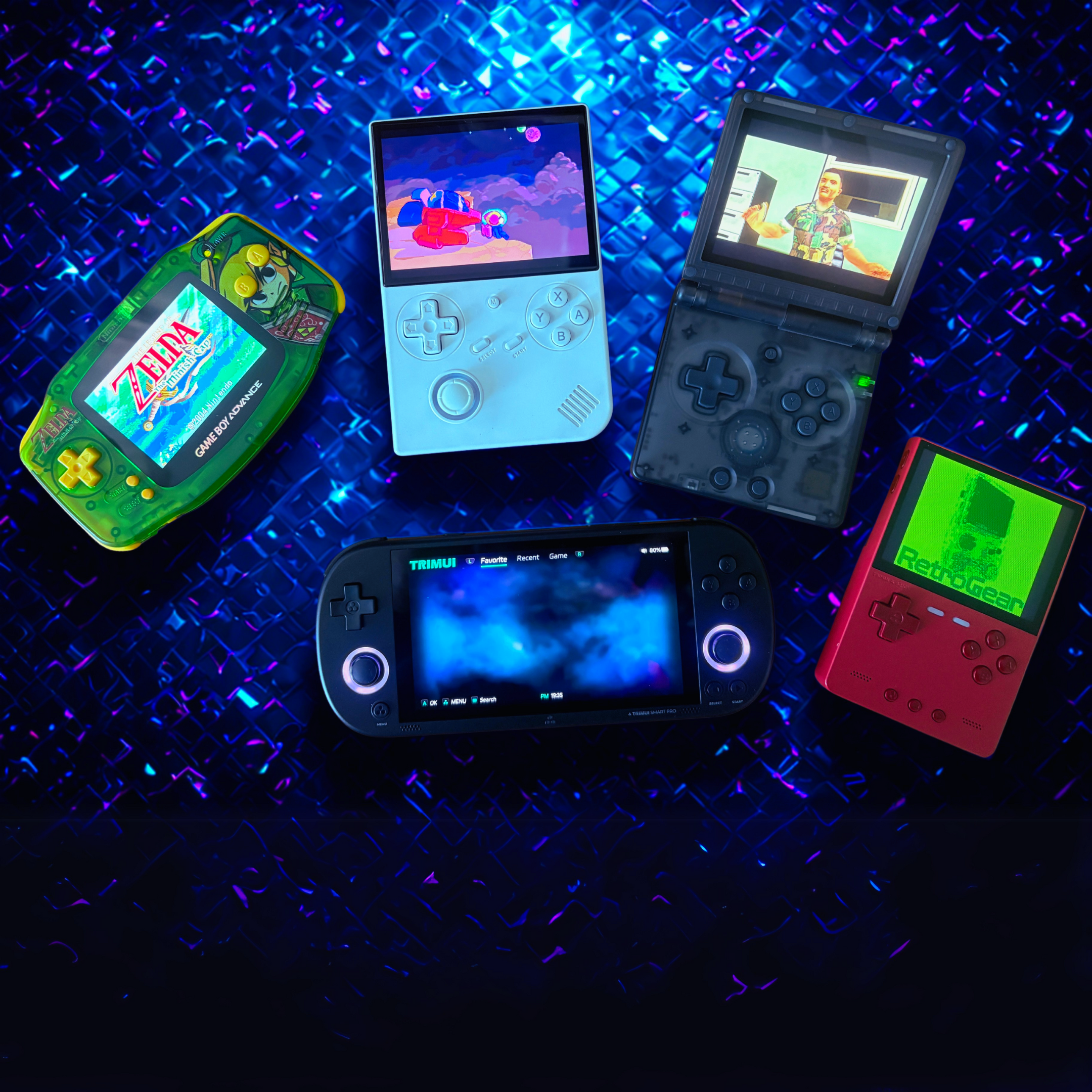 Vijf verschillende draagbare gameconsoles op een opgewekte, blauwe achtergrond met patroon, waaronder een groene Game Boy Advance met The Legend of Zelda op het scherm, een witte handheld met kleurrijk spel, een zwarte transparante Game Boy Advance SP, een moderne handheld console met een blauw scherm, en een rode Trimui Brick met RetroGear logo.